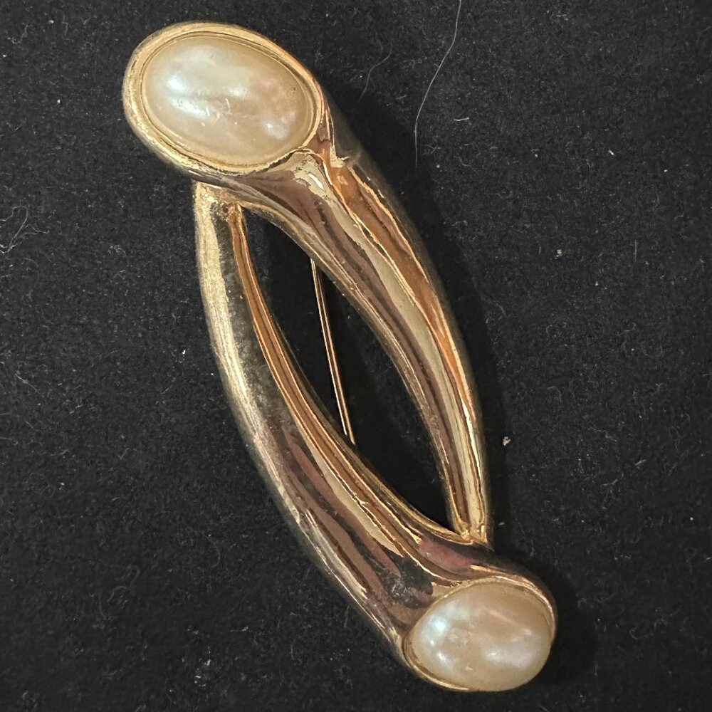 Vintage gold-tone Pearl brooch
